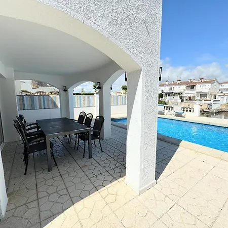 150-empurialola- Preciosa Casa Con Piscina Y Amarre En Empuriabrava