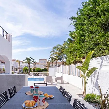 150-empurialola- Preciosa Casa Con Piscina Y Amarre En Empuriabrava