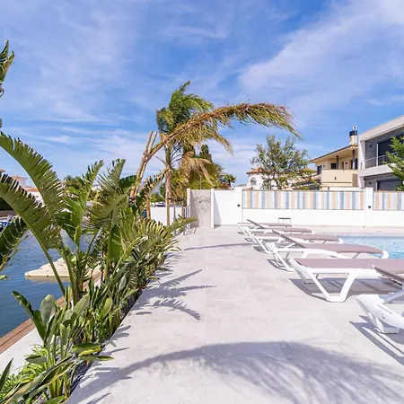 Villa 150-empurialola- Preciosa Casa Con Piscina Y Amarre En *