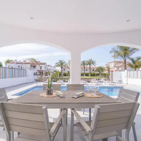 150-empurialola- Preciosa Casa Con Piscina Y Amarre En Empuriabrava